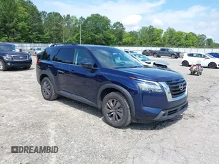 2023 Nissan Pathfinder SV z VIN 5N1DR3BA4PC261750, wystawiony jako IAAI lot #42458760 z przebiegiem 54 428 mil mil oraz . Historia ofert i sprzedaży dostępna na DreamBid. Obrazek 1.