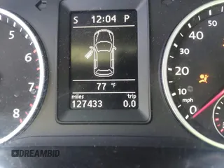 2010 Volkswagen Tiguan S z VIN WVGAV7AX3AW001762, wystawiony jako IAAI lot #42572895 z przebiegiem 127 433 mil mil oraz . Historia ofert i sprzedaży dostępna na DreamBid. Obrazek 16.