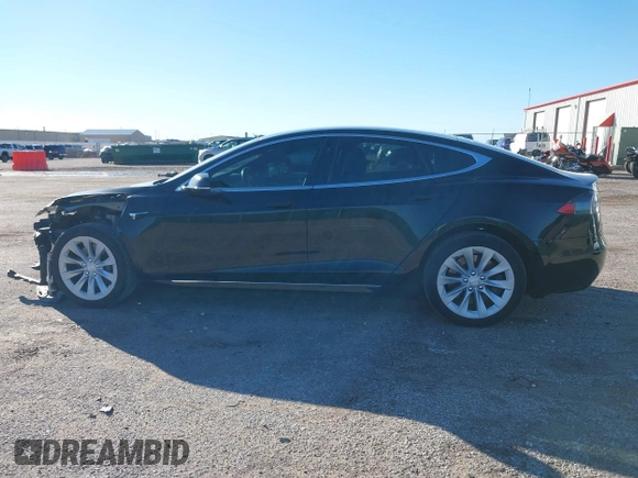 2018 Tesla Model S 75D z VIN 5YJSA1E23JF246601, wystawiony jako IAAI lot #40774603 z przebiegiem 55 697 mil mil oraz . Historia ofert i sprzedaży dostępna na DreamBid. Obrazek 14.