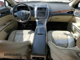 2013 Lincoln MKZ Hybrid z VIN 3LN6L2LU0DR825520, wystawiony jako Copart lot #56368095 z przebiegiem 135 655 mil mil oraz Szkoda całkowita • Salvage title. Historia ofert i sprzedaży dostępna na DreamBid. Obrazek 8.