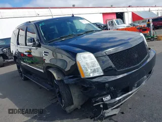 2008 Cadillac Escalade z VIN 1GYFK638X8R186236, wystawiony jako IAAI lot #40326934 z przebiegiem 191 182 mil mil oraz . Historia ofert i sprzedaży dostępna na DreamBid. Obrazek 1.