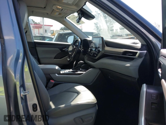 2022 Toyota Highlander XLE z VIN 5TDHZRAH1NS121058, wystawiony jako IAAI lot #41992011 z przebiegiem 40 181 mil mil oraz . Historia ofert i sprzedaży dostępna na DreamBid. Obrazek 5.