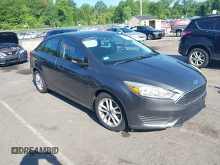 2016 Ford Focus SE z VIN 1FADP3F2XGL278894, wystawiony jako IAAI lot #42420471 z przebiegiem 130 142 mil mil oraz . Historia ofert i sprzedaży dostępna na DreamBid. Obrazek 1.