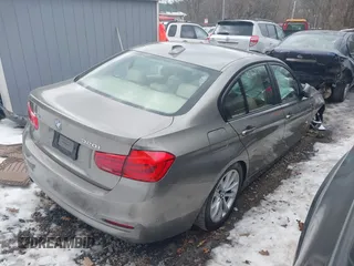 2016 BMW 3 Series 320i xDrive z VIN WBA8E5G5XGNU20345, wystawiony jako IAAI lot #41450461 z przebiegiem 155 607 mil mil oraz . Historia ofert i sprzedaży dostępna na DreamBid. Obrazek 4.