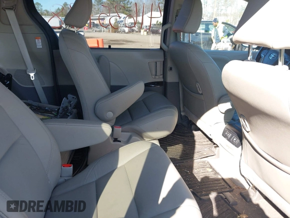 2018 Toyota Sienna XLE with VIN 5TDDZ3DC6JS206368, listed as a IAAI auction lot 41635138 with 44,578 mi miles. Bid and sale history available at carsss.com. Image 8.
