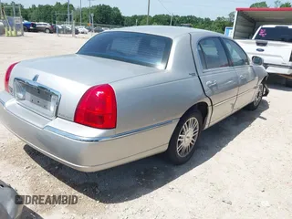 2008 Lincoln Town Car Limited z VIN 2LNHM82V78X632906, wystawiony jako IAAI lot #42247751 z przebiegiem 166 532 mil mil oraz . Historia ofert i sprzedaży dostępna na DreamBid. Obrazek 4.