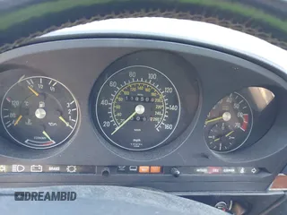 1986 Mercedes-Benz 560 Series 560SL with VIN WDBBA48D2GA055024, listed as a IAAI auction lot 41888928 with 118,569 mi miles. Bid and sale history available at carsss.com. Image 7.