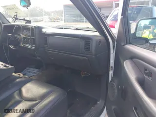 2006 Chevrolet Silverado 1500 Work Truck with VIN 1GCEC14V16E144581, listed as a IAAI auction lot 41368021 with 268,321 mi miles. Bid and sale history available at carsss.com. Image 5.