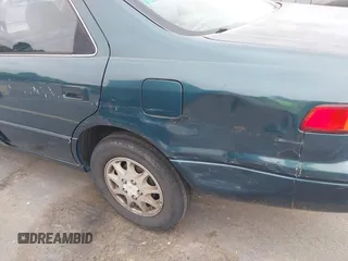 1998 Toyota Camry LE z VIN 4T1BG22K0WU372241, wystawiony jako IAAI lot #42215308 z przebiegiem 136 942 mil mil oraz . Historia ofert i sprzedaży dostępna na DreamBid. Obrazek 6.