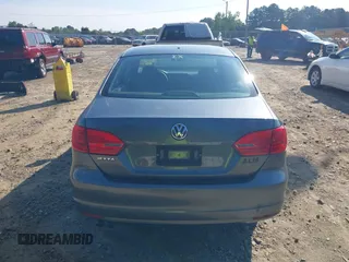 2014 Volkswagen Jetta S z VIN 3VW2K7AJ3EM303858, wystawiony jako IAAI lot #42449072 z przebiegiem 171 959 mil mil oraz . Historia ofert i sprzedaży dostępna na DreamBid. Obrazek 16.