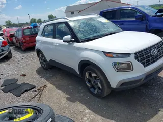 2024 Hyundai Venue SEL z VIN KMHRC8A38RU313756, wystawiony jako IAAI lot #42221213 z przebiegiem 40 905 mil mil oraz . Historia ofert i sprzedaży dostępna na DreamBid. Obrazek 1.