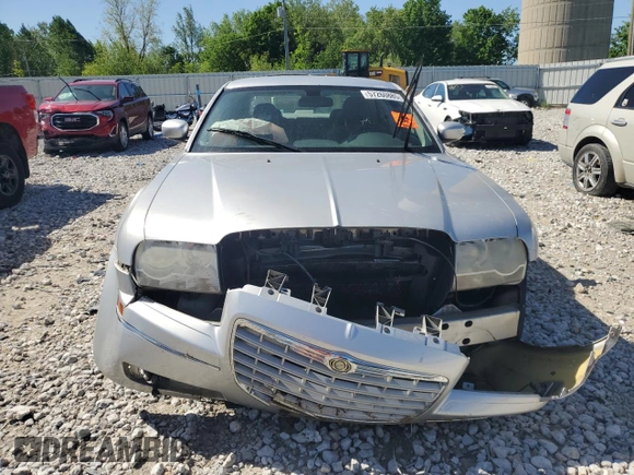2006 Chrysler 300 z VIN 2C3KA53G26H469479, wystawiony jako Copart lot #57260885 z przebiegiem Nie podano mil oraz Czysty tytuł • Clean title. Historia ofert i sprzedaży dostępna na DreamBid. Obrazek 5.