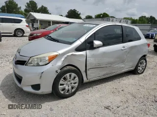 2012 Toyota Yaris L z VIN JTDJTUD33CD508631, wystawiony jako Copart lot #54195575 z przebiegiem 89 464 mil mil oraz Czysty tytuł • Clean title. Historia ofert i sprzedaży dostępna na DreamBid. Obrazek 1.