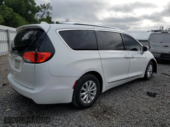 2018 Chrysler Pacifica Touring L z VIN 2C4RC1BG8JR287948, wystawiony jako Copart lot #59123235 z przebiegiem 80 145 mil mil oraz Szkoda całkowita • Salvage title. Historia ofert i sprzedaży dostępna na DreamBid. Obrazek 3.