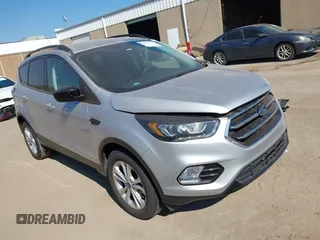 2018 Ford Escape SE z VIN 1FMCU9GD9JUB54632, wystawiony jako IAAI lot #40373734 z przebiegiem 72 160 mil mil oraz . Historia ofert i sprzedaży dostępna na DreamBid. Obrazek 1.