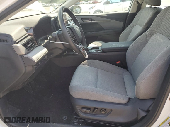 2025 Toyota Camry LE z VIN 4T1DAACK8SU540544, wystawiony jako Copart lot #58835005 z przebiegiem 14 268 mil mil oraz Szkoda całkowita • Salvage title. Historia ofert i sprzedaży dostępna na DreamBid. Obrazek 7.