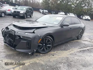 2023 BMW i7 xDrive60 z VIN WBY53EJ07PCM80196, wystawiony jako IAAI lot #41666074 z przebiegiem 25 640 mil mil oraz . Historia ofert i sprzedaży dostępna na DreamBid. Obrazek 2.