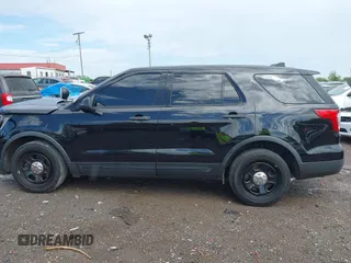 2016 Ford Police Interceptor Utility z VIN 1FM5K8AR8GGC35822, wystawiony jako IAAI lot #42091991 z przebiegiem 221 812 mil mil oraz . Historia ofert i sprzedaży dostępna na DreamBid. Obrazek 14.