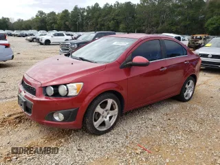 2013 Chevrolet Sonic LTZ z VIN 1G1JE5SH6D4146643, wystawiony jako Copart lot #45393235 z przebiegiem 136 982 mil mil oraz Czysty tytuł • Clean title. Historia ofert i sprzedaży dostępna na DreamBid. Obrazek 1.