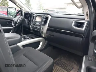 2017 Nissan Titan Platinum Reserve z VIN 1N6AA1E56HN522395, wystawiony jako IAAI lot #42333517 z przebiegiem 111 679 mil mil oraz . Historia ofert i sprzedaży dostępna na DreamBid. Obrazek 5.