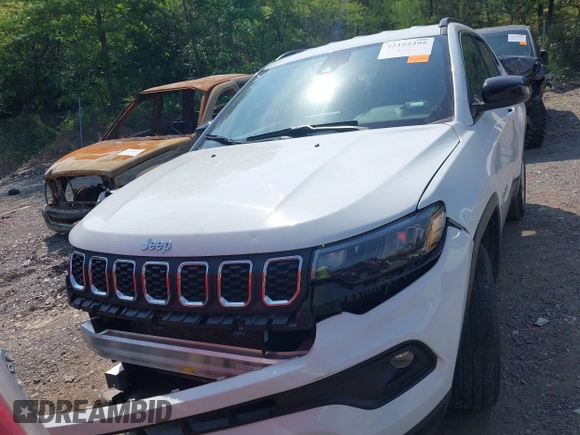 2024 Jeep Compass Latitude with VIN 3C4NJDBN4RT124422, listed as a IAAI auction lot 42152395 with 33,567 mi miles. Bid and sale history available at carsss.com. Image 12.