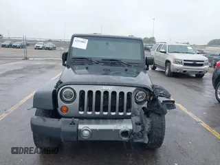 2013 Jeep Wrangler Unlimited Sport z VIN 1C4BJWDGXDL596450, wystawiony jako IAAI lot #42323862 z przebiegiem 114 105 mil mil oraz . Historia ofert i sprzedaży dostępna na DreamBid. Obrazek 6.