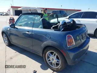2010 MINI Convertible S с VIN WMWMS3C51ATZ85345, выставлен на аукционе IAAI как лот 41472622 с пробегом 136 061 миль миль и . История ставок и продаж доступна на DreamBid. Изображение 3.