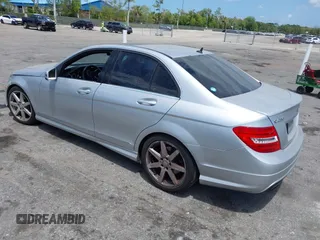 2013 Mercedes-Benz C 250 Sport z VIN WDDGF4HB4DR289787, wystawiony jako IAAI lot #42171301 z przebiegiem Nie podano mil oraz . Historia ofert i sprzedaży dostępna na DreamBid. Obrazek 3.