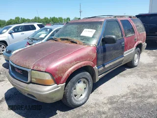 2000 GMC Jimmy SL with VIN 1GKCS13W9Y2264710, listed as a IAAI auction lot 42136082 with 206,584 mi miles. Bid and sale history available at carsss.com. Image 2.