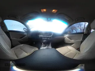 2014 Kia Optima EX z VIN 5XXGN4A77EG338455, wystawiony jako IAAI lot #42071765 z przebiegiem 136 331 mil mil oraz . Historia ofert i sprzedaży dostępna na DreamBid. Obrazek 19.