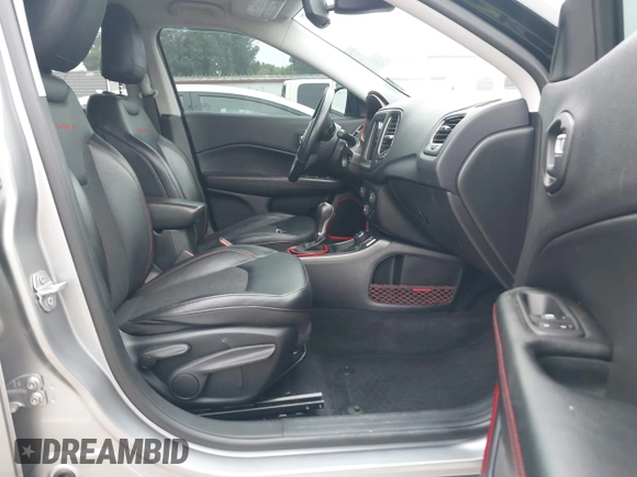 2019 Jeep Compass Trailhawk z VIN 3C4NJDDB9KT721767, wystawiony jako IAAI lot #42115252 z przebiegiem 78 607 mil mil oraz . Historia ofert i sprzedaży dostępna na DreamBid. Obrazek 5.