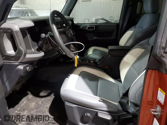 2022 Ford Bronco z VIN 1FMDE5BH9NLB59829, wystawiony jako Copart lot #43085555 z przebiegiem 16 727 mil mil oraz Czysty tytuł • Clean title. Historia ofert i sprzedaży dostępna na DreamBid. Obrazek 7.
