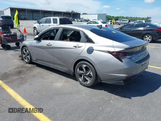 2023 Hyundai Elantra SEL z VIN KMHLS4AG3PU511338, wystawiony jako IAAI lot #42258048 z przebiegiem 3 556 mil mil oraz . Historia ofert i sprzedaży dostępna na DreamBid. Obrazek 3.