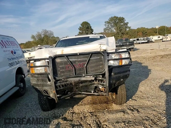 2008 GMC Sierra 3500HD DRW SLE2 z VIN 1GTJK33688F205851, wystawiony jako Copart lot #77532264 z przebiegiem 196 137 mil mil oraz Czysty tytuł • Clean title. Historia ofert i sprzedaży dostępna na DreamBid. Obrazek 12.