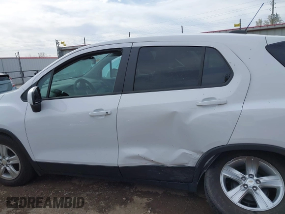 2020 Chevrolet Trax LS with VIN 3GNCJKSB3LL327950, listed as a IAAI auction lot 41827458 with 14,824 mi miles. Bid and sale history available at carsss.com. Image 13.