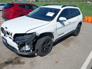 2019 Jeep Cherokee Latitude Plus z VIN 1C4PJMLB7KD394026, wystawiony jako IAAI lot #42078282 z przebiegiem 113 503 mil mil oraz . Historia ofert i sprzedaży dostępna na DreamBid. Obrazek 2.