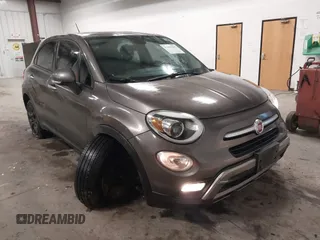 2016 FIAT 500X Trekking z VIN ZFBCFYCT1GP375979, wystawiony jako IAAI lot #41480485 z przebiegiem 87 352 mil mil oraz . Historia ofert i sprzedaży dostępna na DreamBid. Obrazek 1.