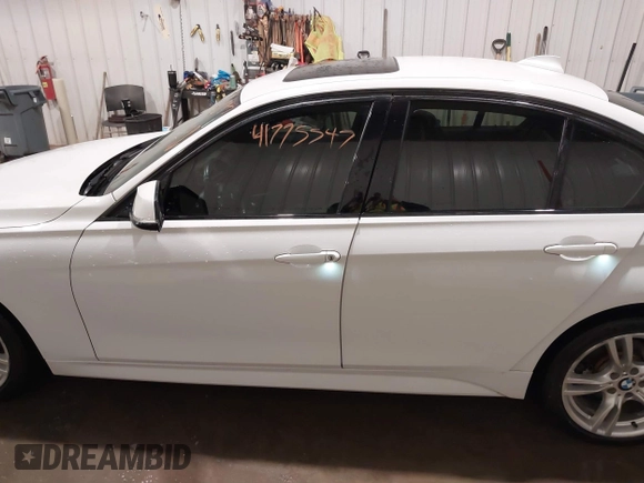 2014 BMW 3 Series 328d xDrive z VIN WBA3D5C51EKX98278, wystawiony jako IAAI lot #41775547 z przebiegiem 211 480 mil mil oraz . Historia ofert i sprzedaży dostępna na DreamBid. Obrazek 15.