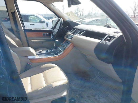 2011 Land Rover Range Rover Sport HSE with VIN SALSF2D46BA285549, listed as a IAAI auction lot 41758038 with 185,713 mi miles. Bid and sale history available at carsss.com. Image 5.