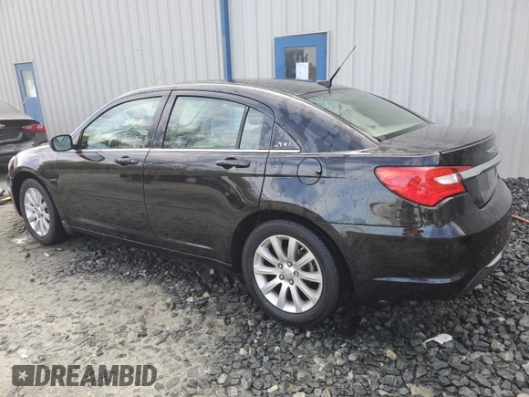 2011 Chrysler 200 Touring z VIN 1C3BC1FG6BN502855, wystawiony jako Copart lot #54063735 z przebiegiem 110 580 mil mil oraz Czysty tytuł • Clean title. Historia ofert i sprzedaży dostępna na DreamBid. Obrazek 2.