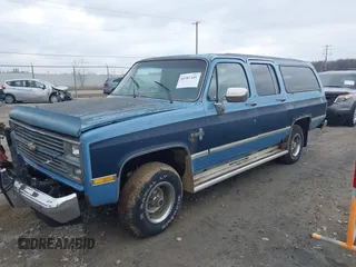 1984 Chevrolet Suburban z VIN 1G8FK16C6EF130150, wystawiony jako IAAI lot #41987449 z przebiegiem 91 357 mil mil oraz . Historia ofert i sprzedaży dostępna na DreamBid. Obrazek 2.