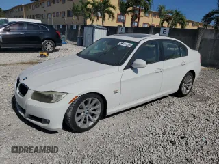 2011 BMW 3 Series 328i xDrive z VIN WBAPK5G50BNN80800, wystawiony jako Copart lot #56477515 z przebiegiem 83 973 mil mil oraz Tytuł czysty. Historia ofert i sprzedaży dostępna na DreamBid. Obrazek 1.