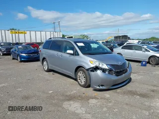 2017 Toyota Sienna XLE Auto Access Seat z VIN 5TDYZ3DC9HS819788, wystawiony jako IAAI lot #42296376 z przebiegiem 77 094 mil mil oraz . Historia ofert i sprzedaży dostępna na DreamBid. Obrazek 1.