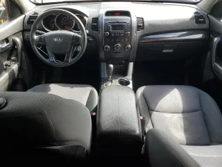 2012 Kia Sorento LX z VIN 5XYKT4A12CG253639, wystawiony jako Copart lot #47832195 z przebiegiem 269 418 mil mil oraz Szkoda całkowita • Salvage title. Historia ofert i sprzedaży dostępna na DreamBid. Obrazek 8.