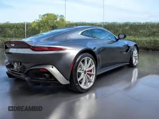 2019 Aston Martin Vantage z VIN SCFSMGAW4KGN01XXX, wystawiony jako Copart lot #59262025 z przebiegiem 9949 mil mil oraz Tytuł czysty. Historia ofert i sprzedaży dostępna na DreamBid. Obrazek 4.