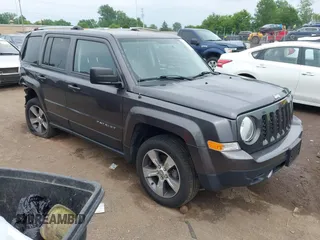 2016 Jeep Patriot Latitude z VIN 1C4NJRFB4GD557397, wystawiony jako IAAI lot #42407865 z przebiegiem 151 621 mil mil oraz . Historia ofert i sprzedaży dostępna na DreamBid. Obrazek 1.