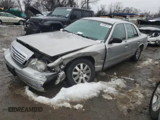 2008 Ford Crown Victoria LX z VIN 2FAFP74V78X127660, wystawiony jako Copart lot #44496165 z przebiegiem 152 041 mil mil oraz Szkody całkowita. Historia ofert i sprzedaży dostępna na DreamBid. Obrazek 1.