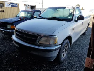 1998 Ford F-150 z VIN 1FTRF17W9WKC19686, wystawiony jako Copart lot #44364443 z przebiegiem 144 705 mil mil oraz Szkoda całkowita • Salvage title. Historia ofert i sprzedaży dostępna na DreamBid. Obrazek 1.