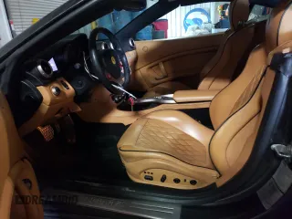2010 Ferrari California z VIN ZFF65LJA8A0168430, wystawiony jako Copart lot #50759965 z przebiegiem 26 006 mil mil oraz Szkody całkowita. Historia ofert i sprzedaży dostępna na DreamBid. Obrazek 7.