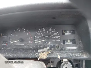 1993 Toyota Pickup DLX z VIN JT4RN93P3P5078629, wystawiony jako IAAI lot #41497529 z przebiegiem 303 435 mil mil oraz . Historia ofert i sprzedaży dostępna na DreamBid. Obrazek 7.